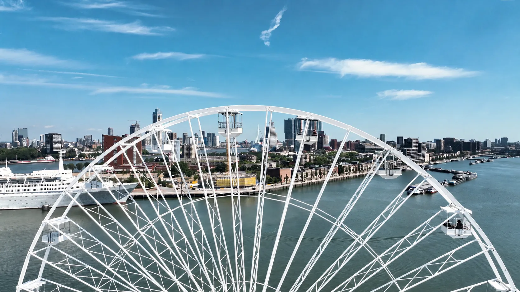 De Beelen Eye met de skyline van Rotterdam op de achtergrond